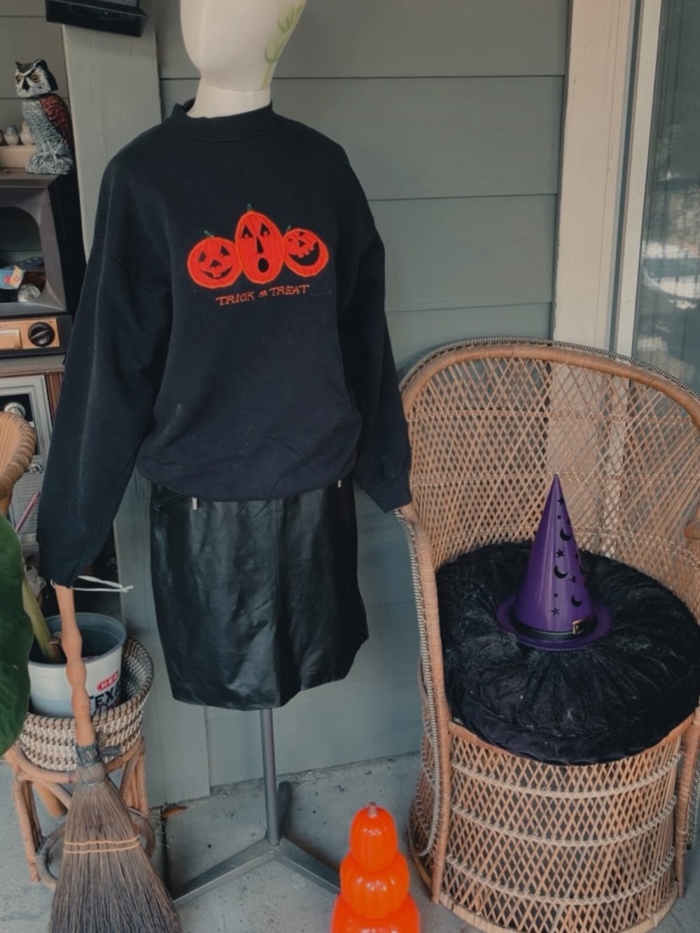Vintage Black Halloween Pumpkin Graphic Sweatshirt - Women